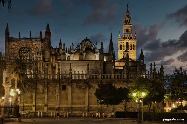 Catedral de Sevilla desde la plaza del Triunfo